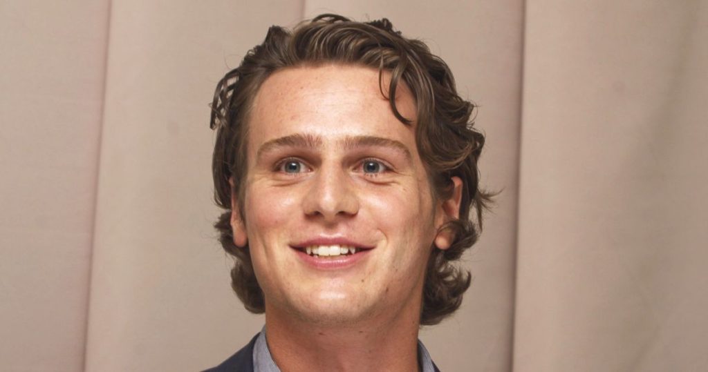 Jonathan Groff Shoe Size and Body Measurements