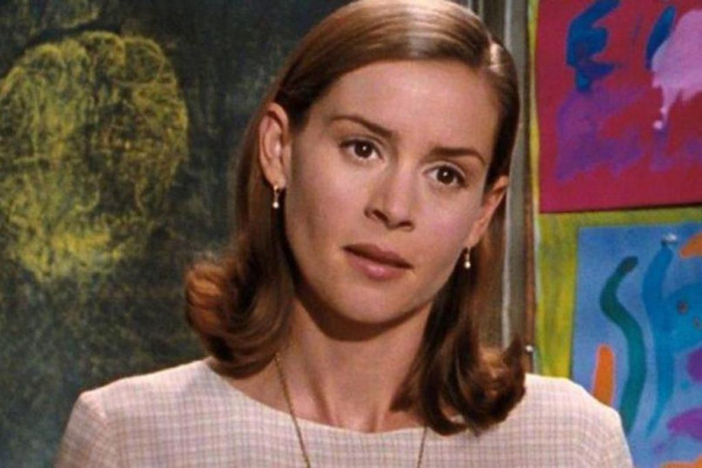 Embeth Davidtz Shoe Size and Body Measurements