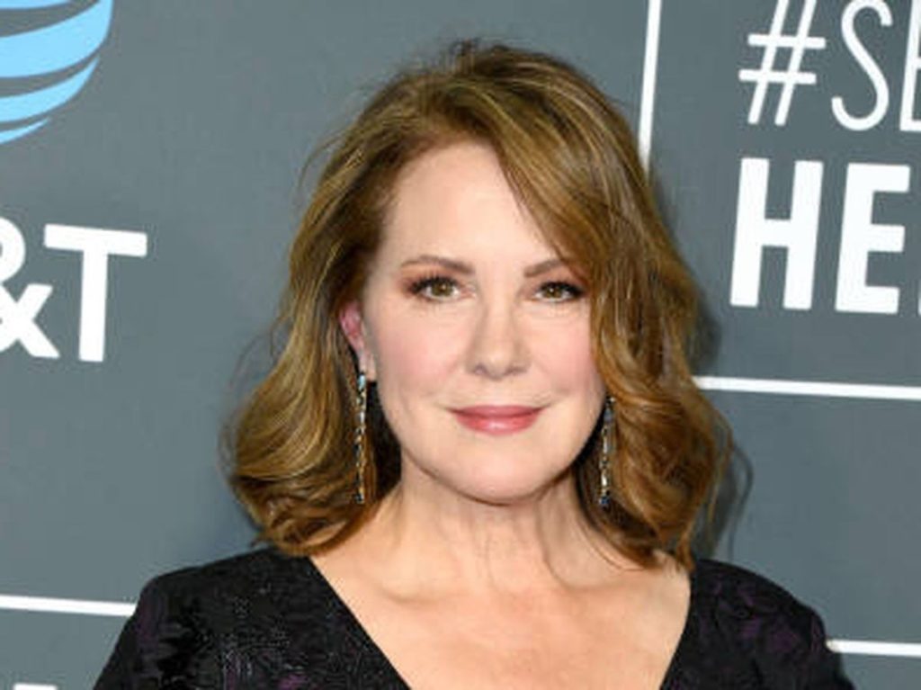 Elizabeth Perkins Shoe Size and Body Measurements