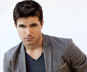 Robbie Amell US Shoe Size